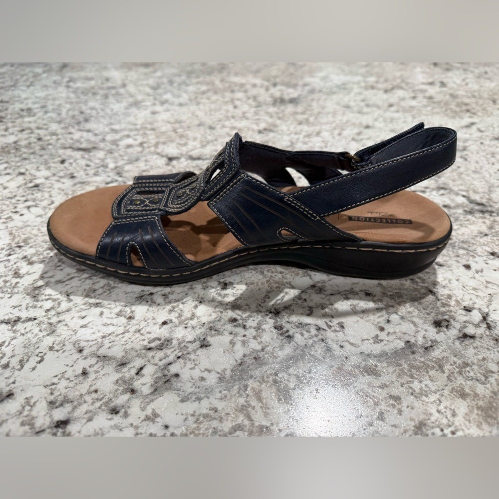 ONE Right Foot Womens Clarks Shoe Size 9 Sandal Navy Blue Velcro Strap - Picture 2 of 4